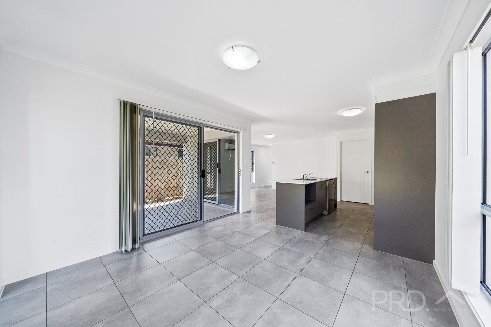 205 QUEEN Street CLEVELAND 4