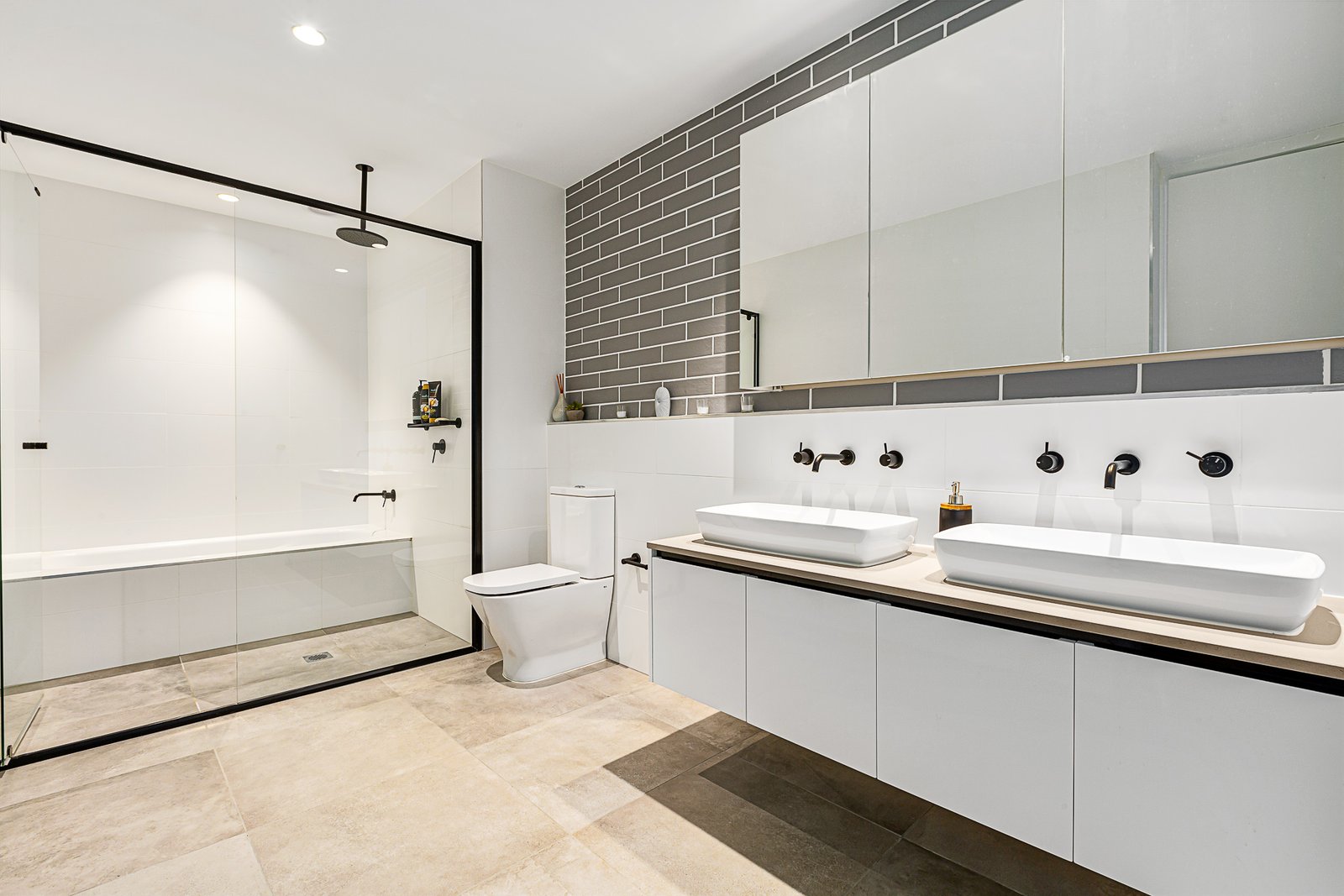 Gallery: 205/5-7 Hotham Street
