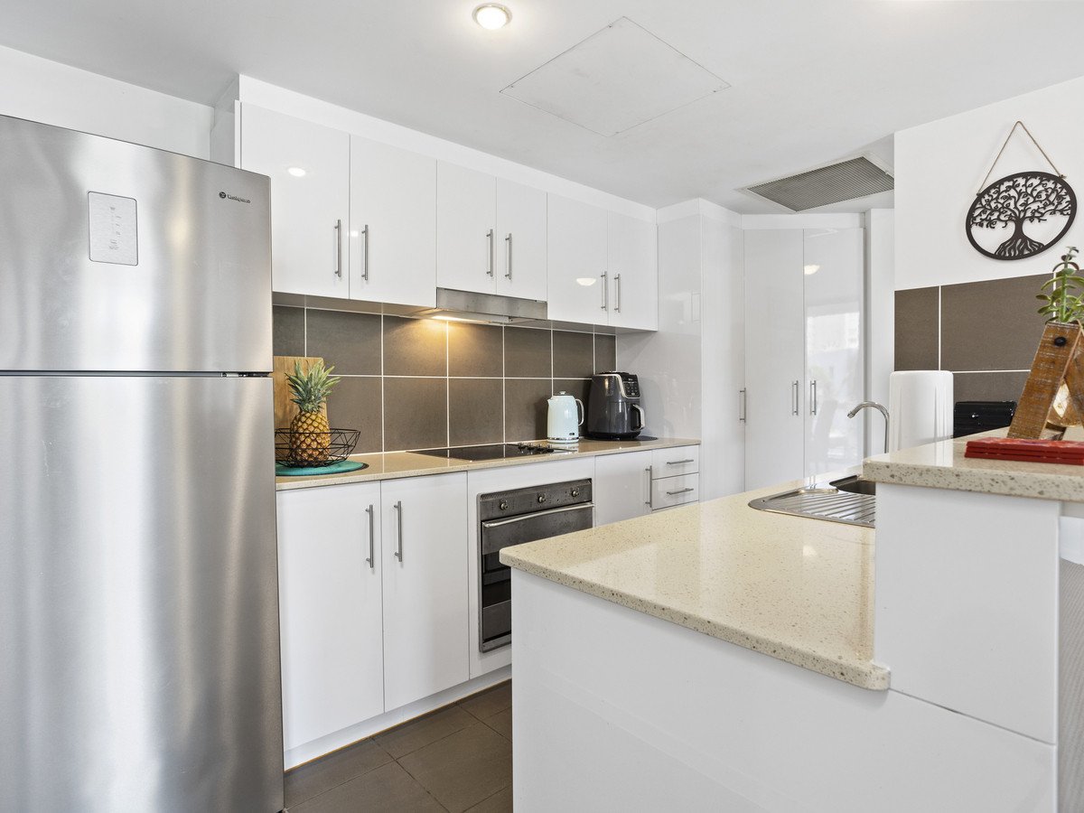 2059/1 Ocean Street Burleigh Heads 4