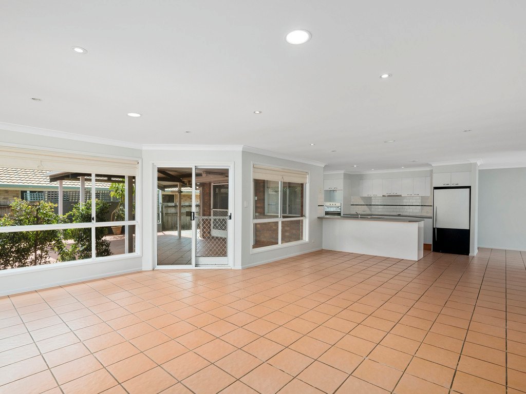 206 Darlington Drive BANORA POINT 3