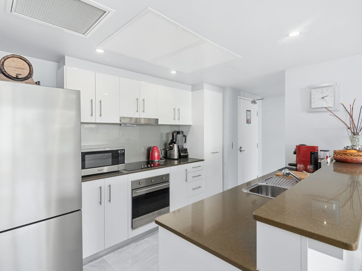 2060/1 Ocean Street Burleigh Heads 8