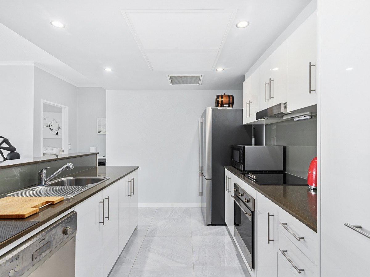 2060/1 Ocean Street Burleigh Heads 9