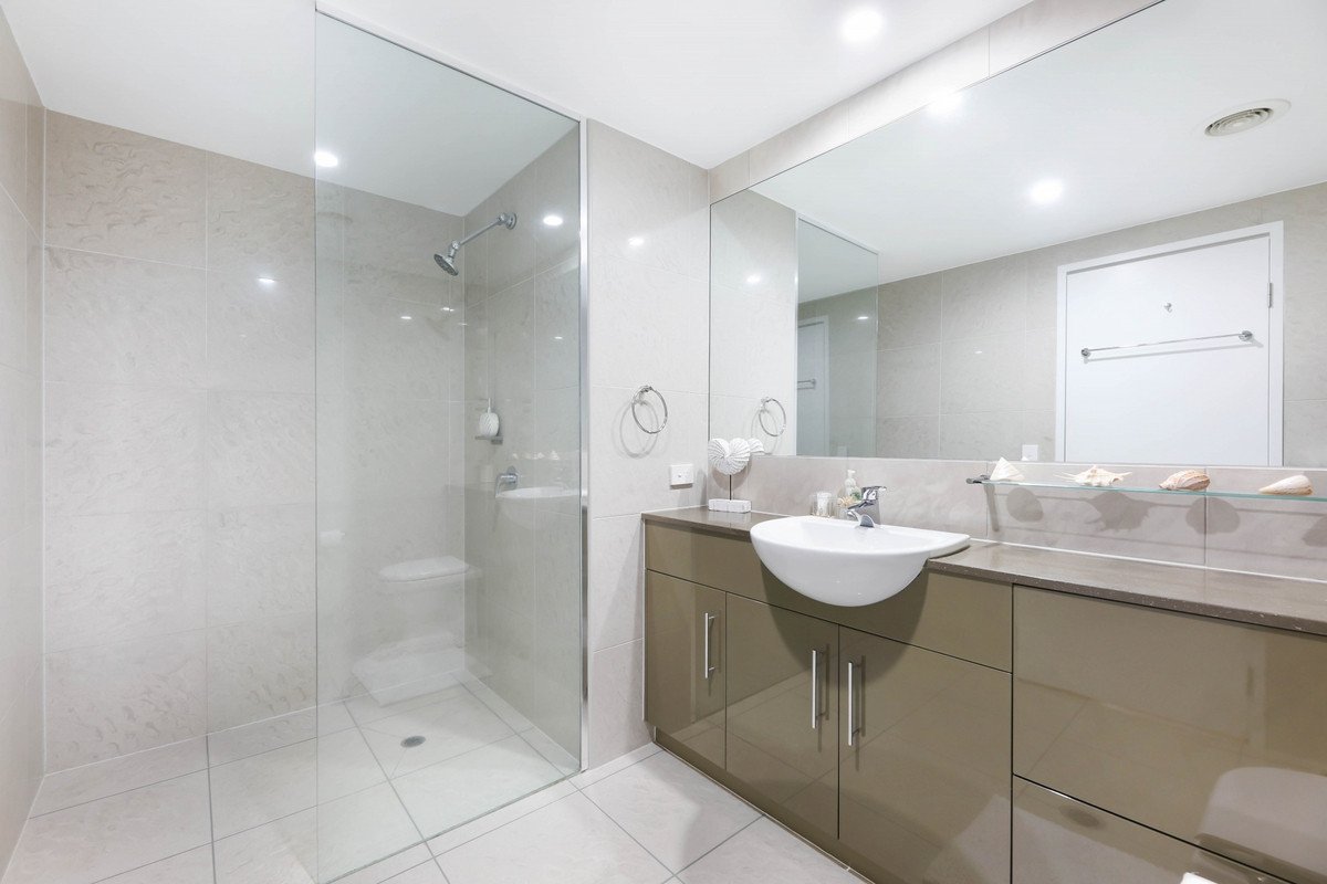 2064/1 Ocean Street BURLEIGH HEADS 12