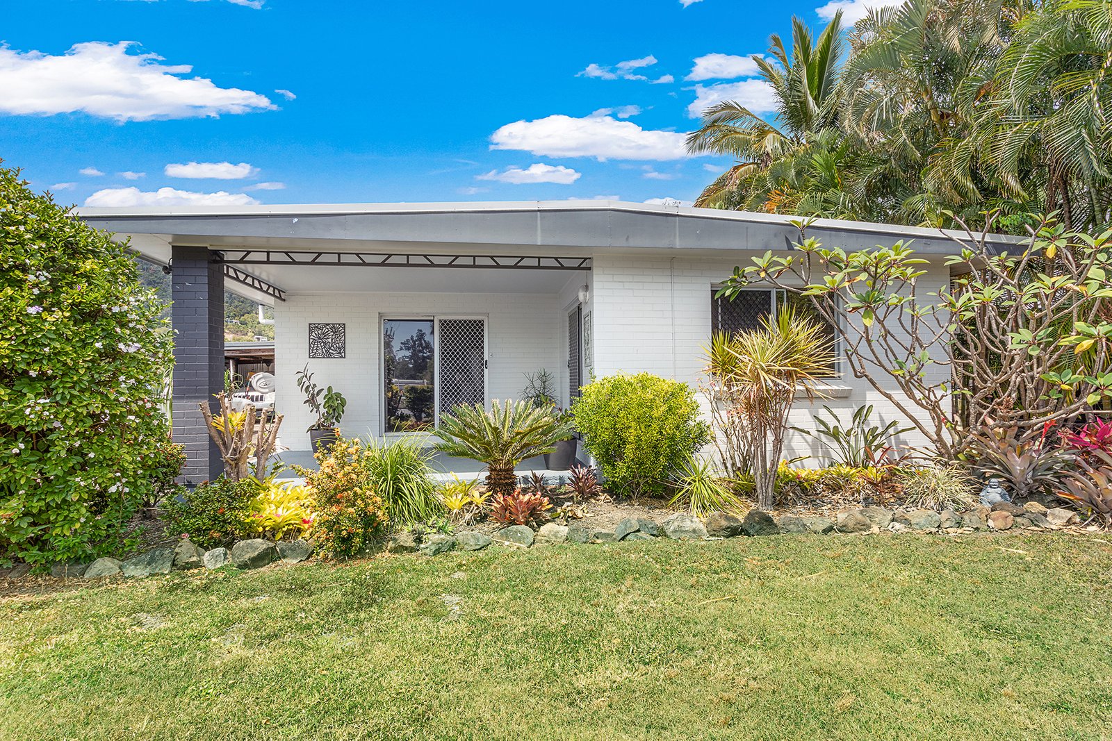 208 Shute Harbour Road CANNONVALE 1