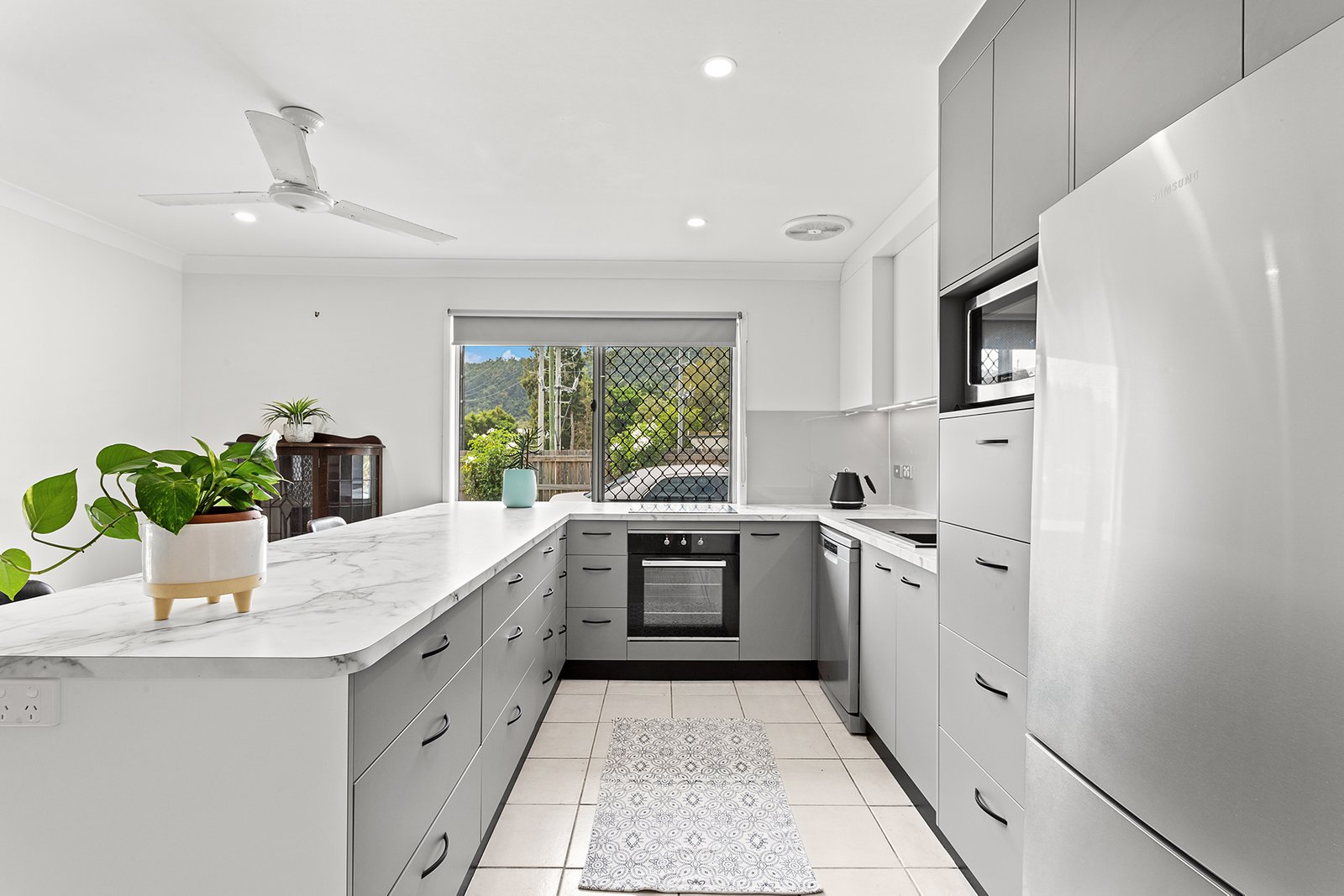 208 Shute Harbour Road CANNONVALE 2