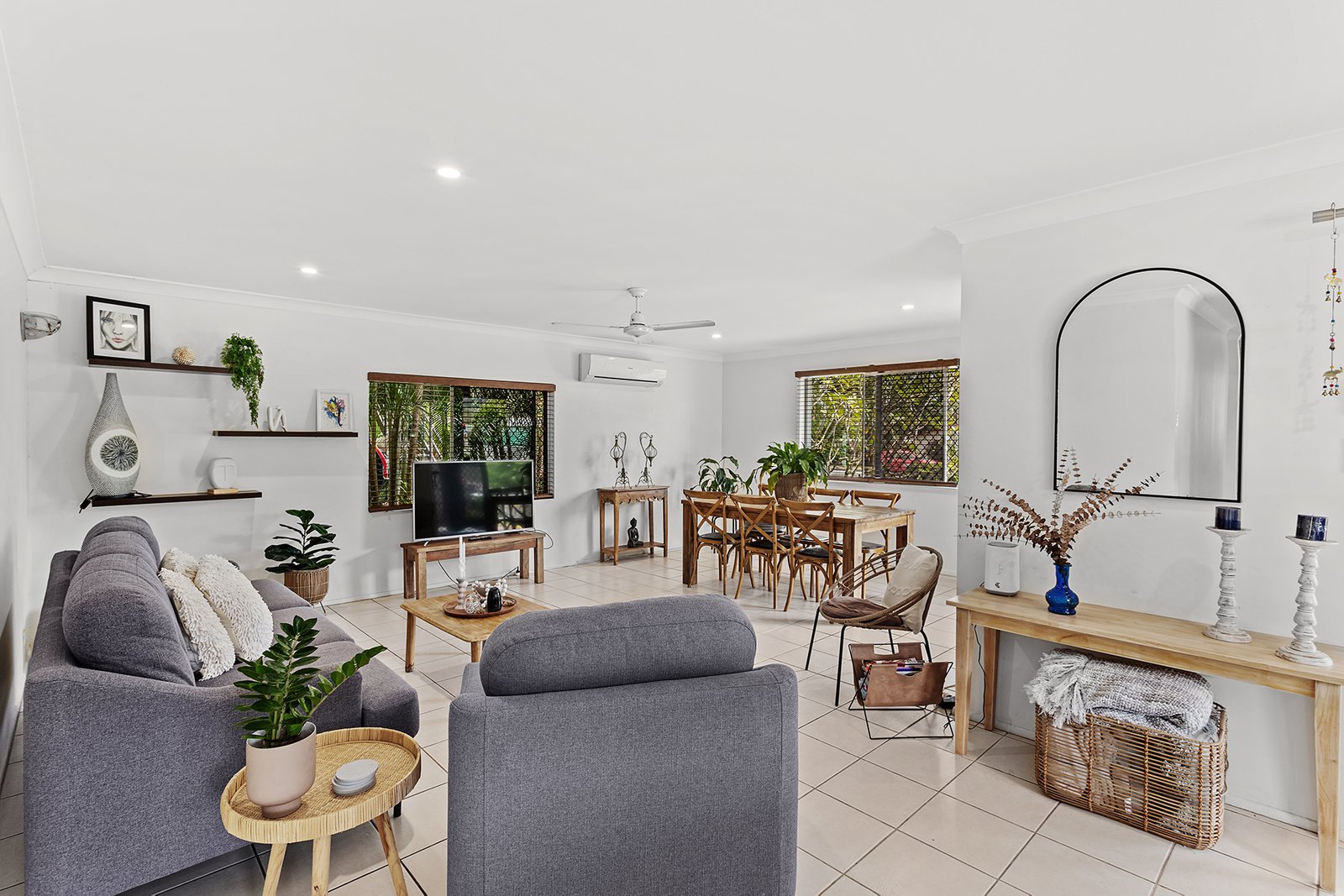 208 Shute Harbour Road CANNONVALE 4
