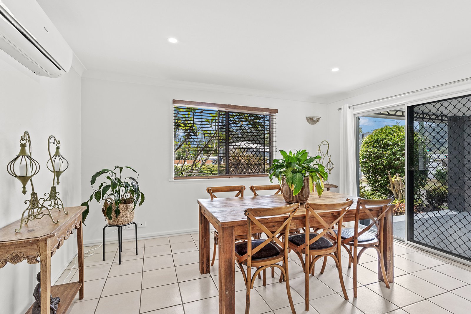 208 Shute Harbour Road CANNONVALE 8