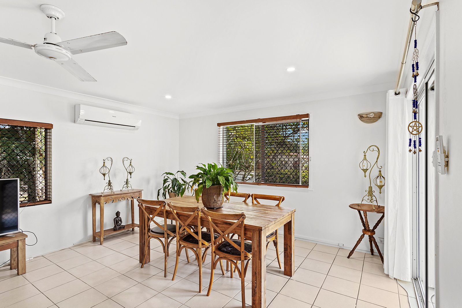 208 Shute Harbour Road CANNONVALE 9
