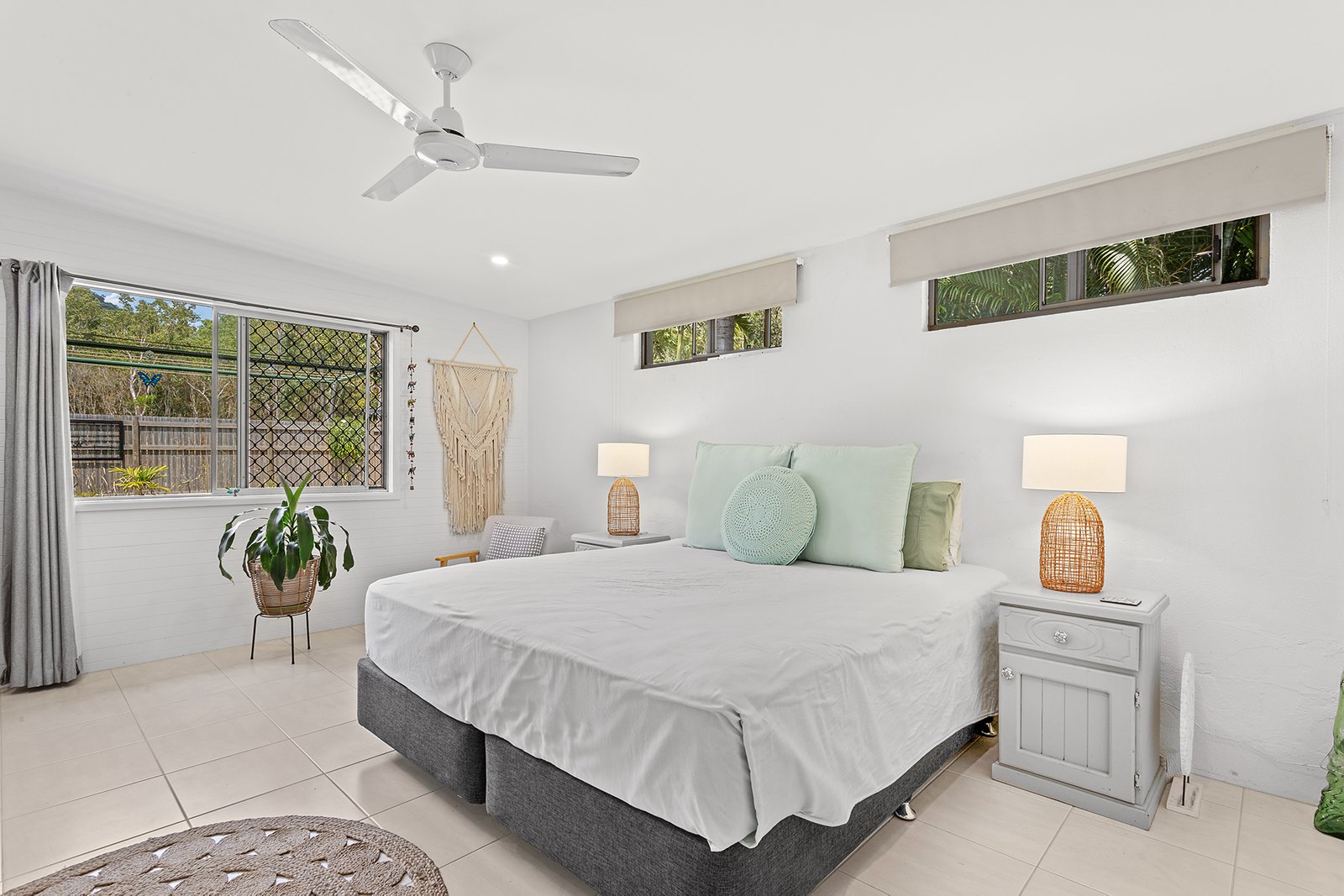 208 Shute Harbour Road CANNONVALE 11