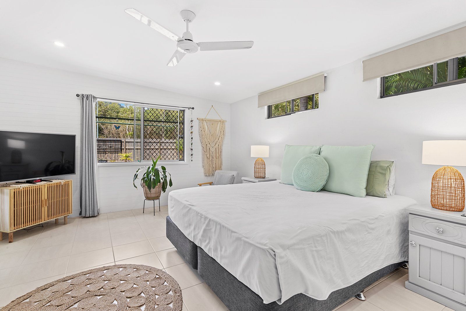 208 Shute Harbour Road CANNONVALE 12