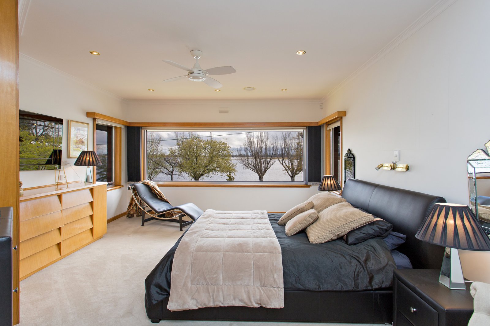 208 Wendouree Parade LAKE WENDOUREE 12