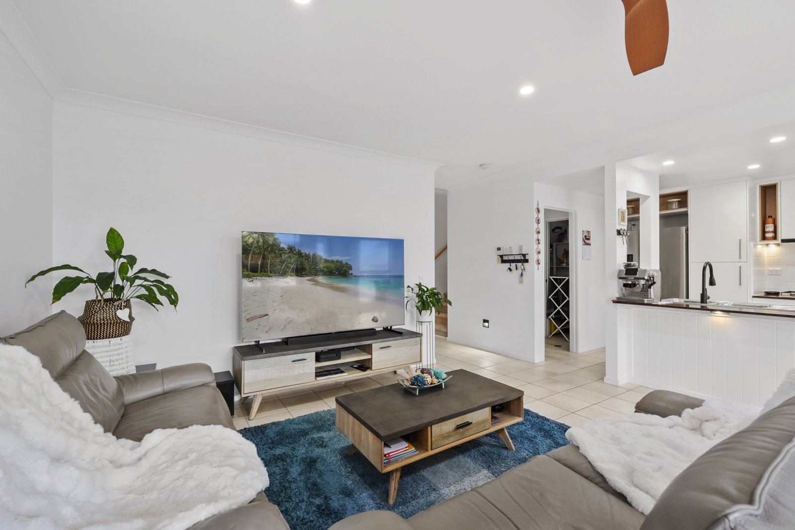 2082/1 The Vistas Drive CARRARA 7