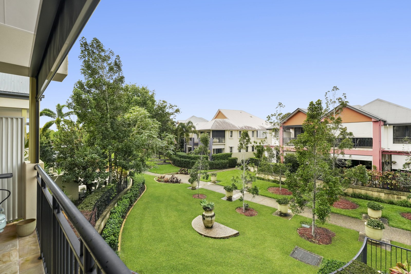 2082/1 The Vistas Drive CARRARA 8