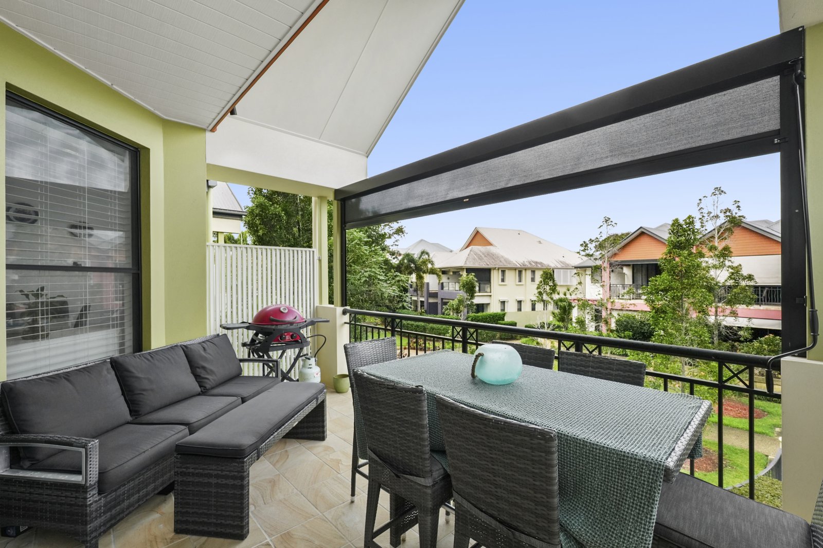 2082/1 The Vistas Drive CARRARA 9