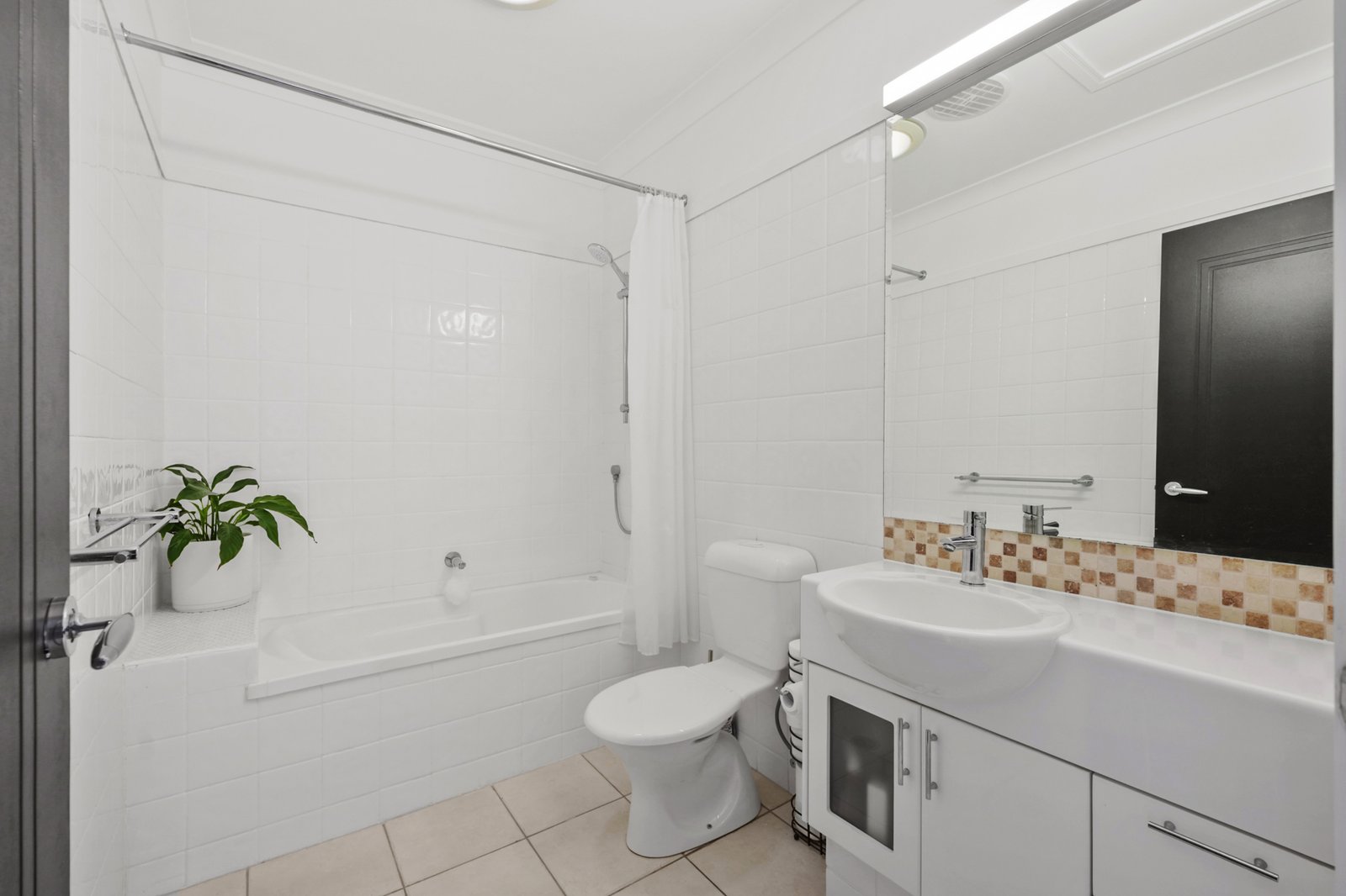 2082/1 The Vistas Drive CARRARA 17