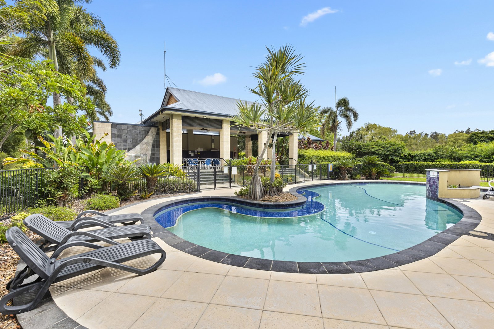 2082/1 The Vistas Drive CARRARA 19