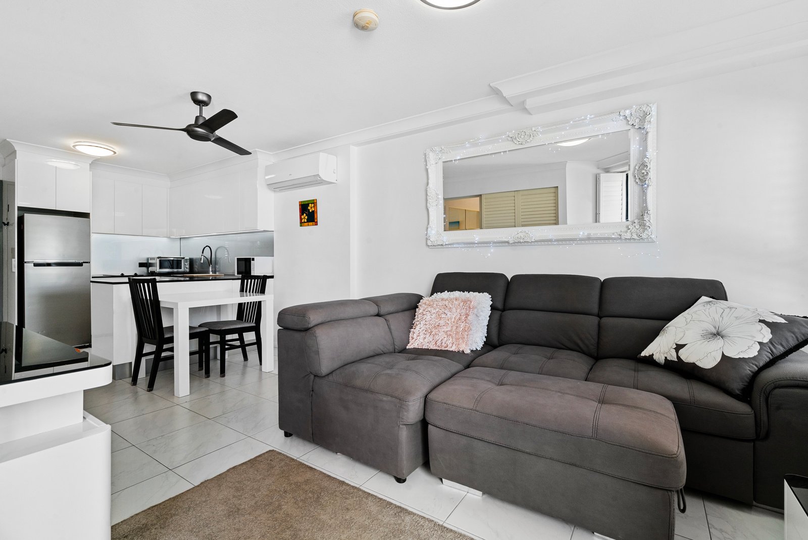 208/99 Griffith Street COOLANGATTA 5