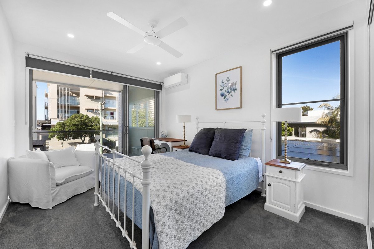 20a Sunshine Parade MIAMI 13