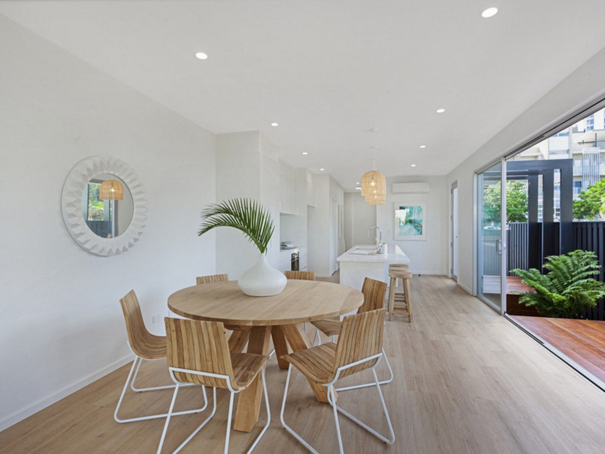 20a Sunshine Parade MIAMI 3