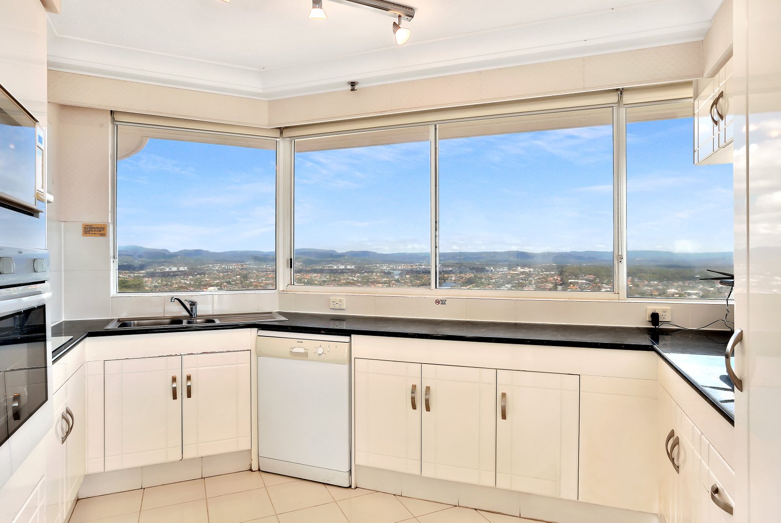 20E/238 The Esplanade BURLEIGH HEADS 6