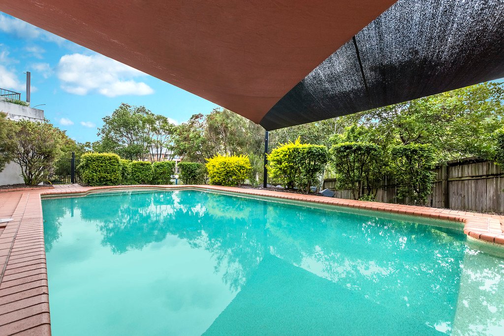 21 25-27 Commerce Drive ROBINA 10