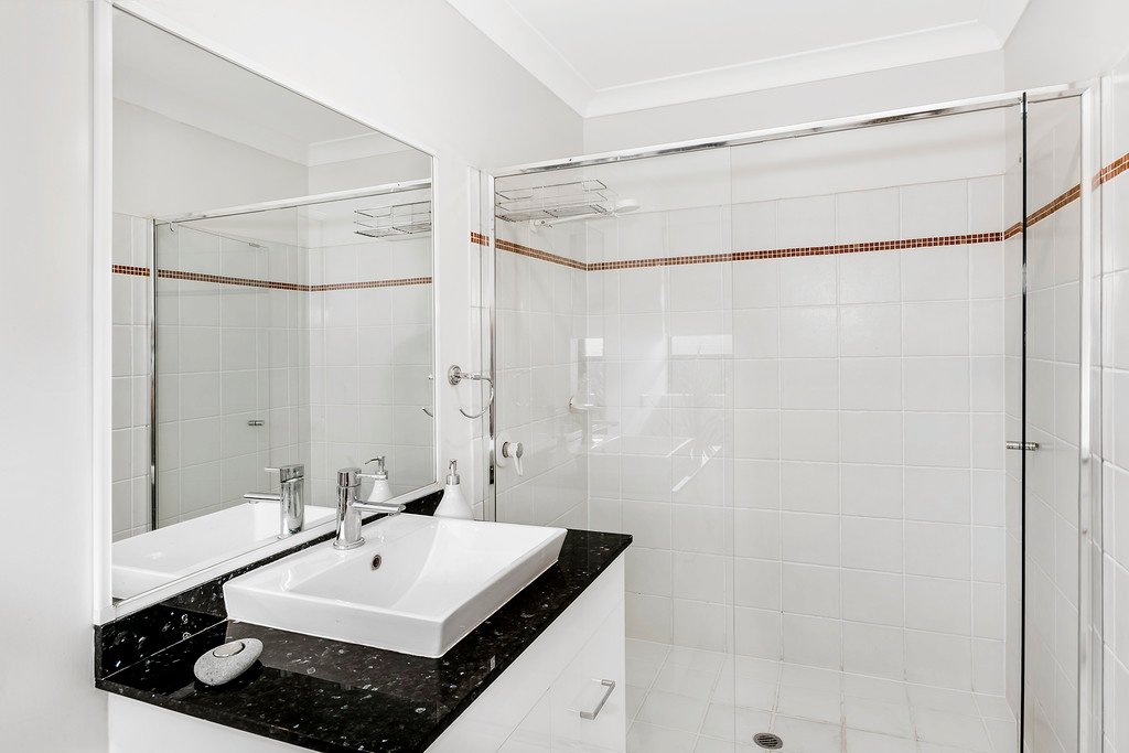 21 25-27 Commerce Drive ROBINA 9