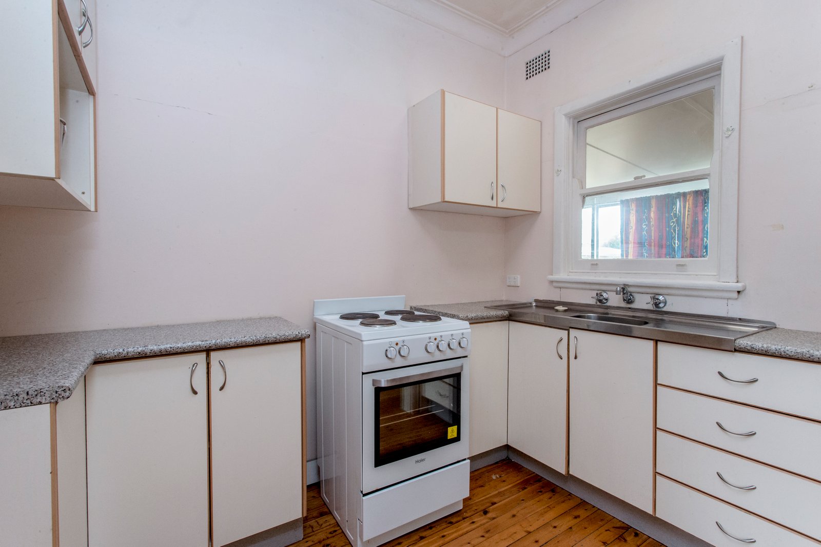 21 Anthony Crescent,  KINGSWOOD 7