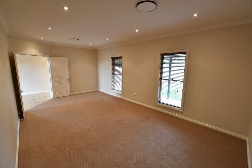 21 Barrington Drive TAMWORTH 8