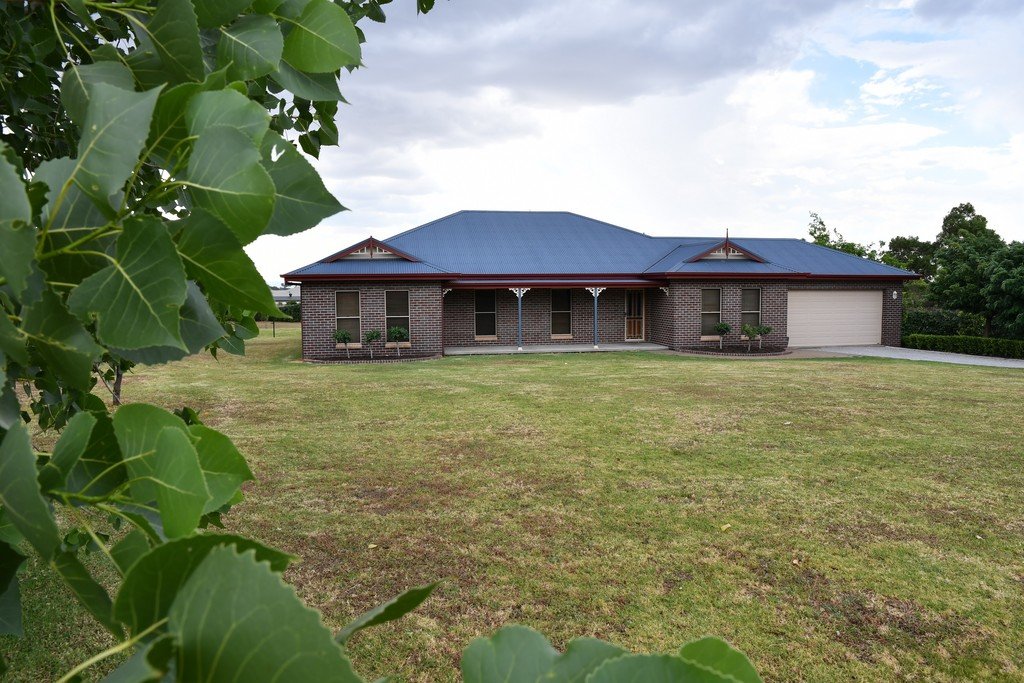 21 Barrington Drive TAMWORTH 12