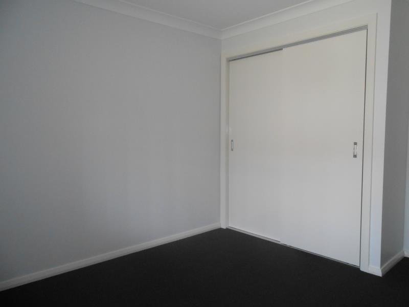 2/1 Borrowdale Close TAMWORTH 4