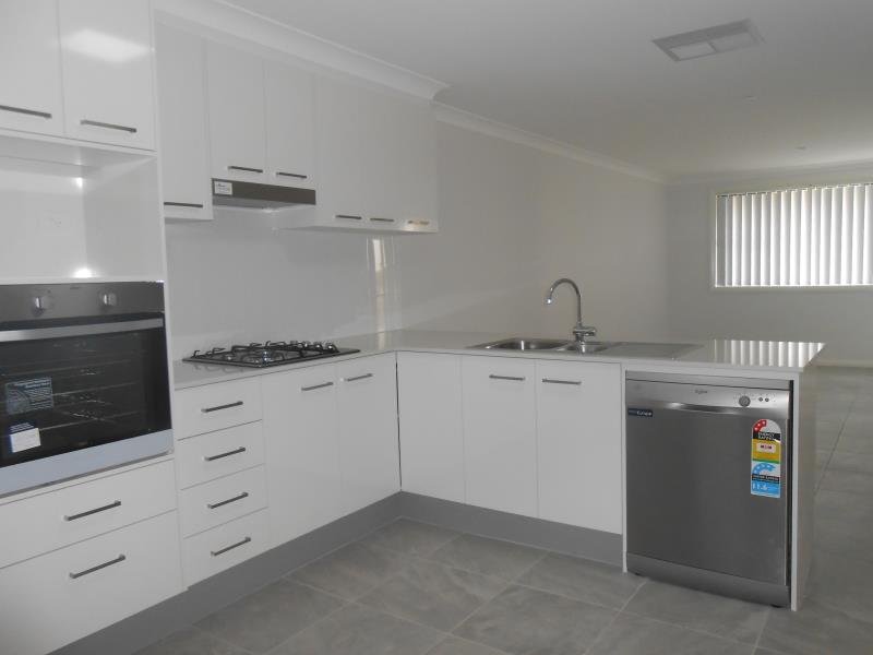 2/1 Borrowdale Close TAMWORTH 5