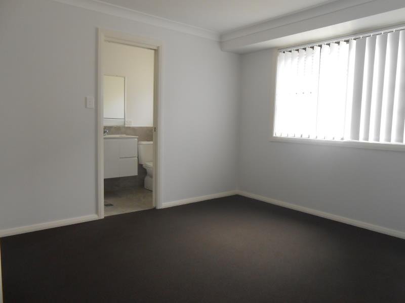 2/1 Borrowdale Close TAMWORTH 6