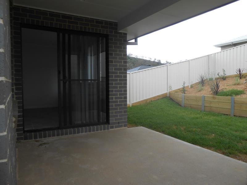 2/1 Borrowdale Close TAMWORTH 9