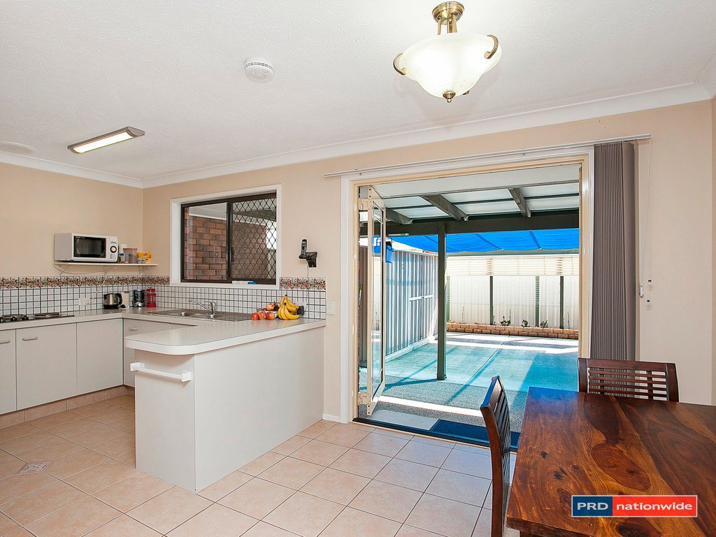 2/1 Elwood Court BURLEIGH WATERS 2