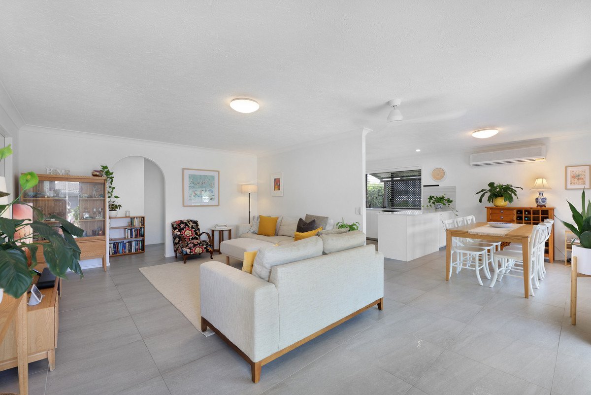 2/1 Flora Close Burleigh Waters 2
