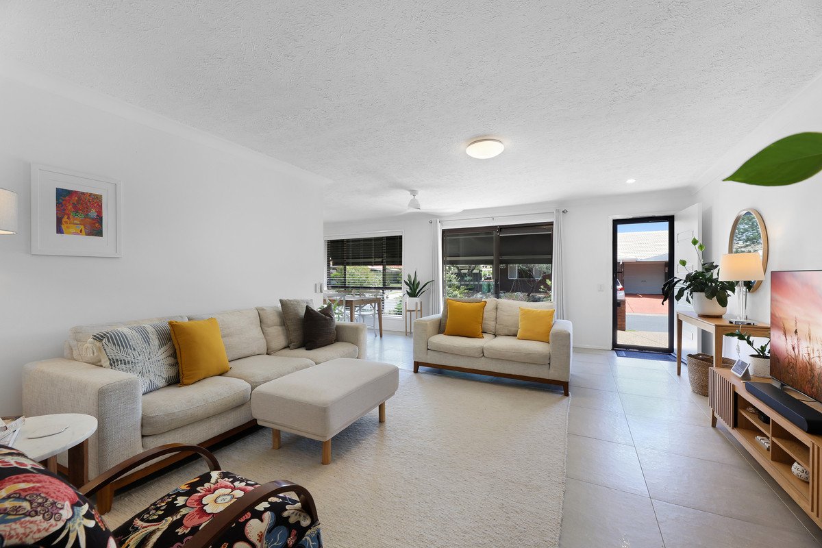 2/1 Flora Close Burleigh Waters 3