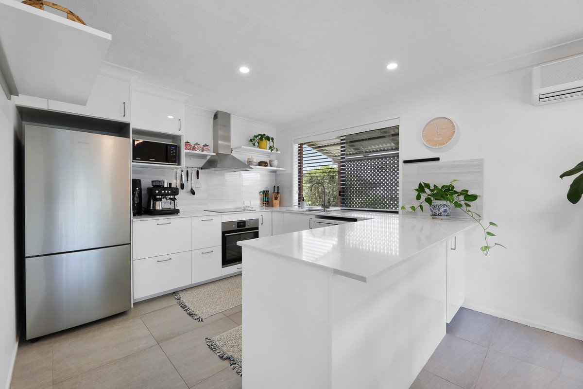 2/1 Flora Close Burleigh Waters 5