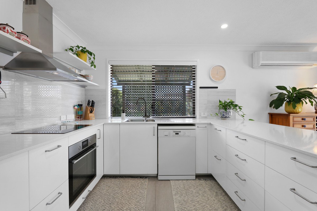 2/1 Flora Close Burleigh Waters 6