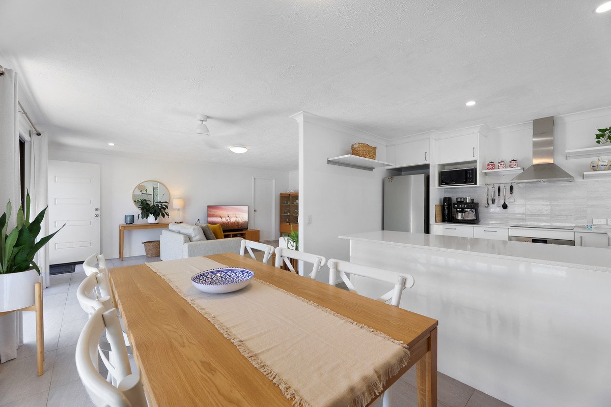 2/1 Flora Close Burleigh Waters 8