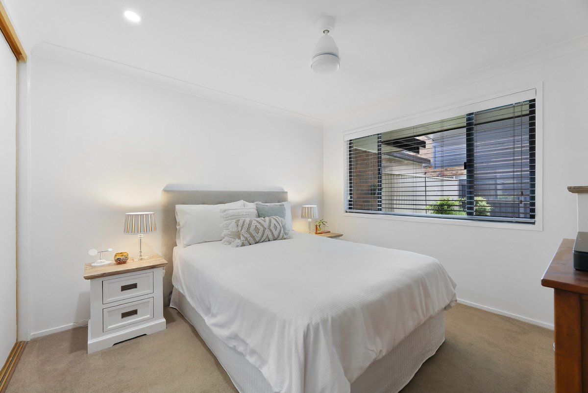 2/1 Flora Close Burleigh Waters 9