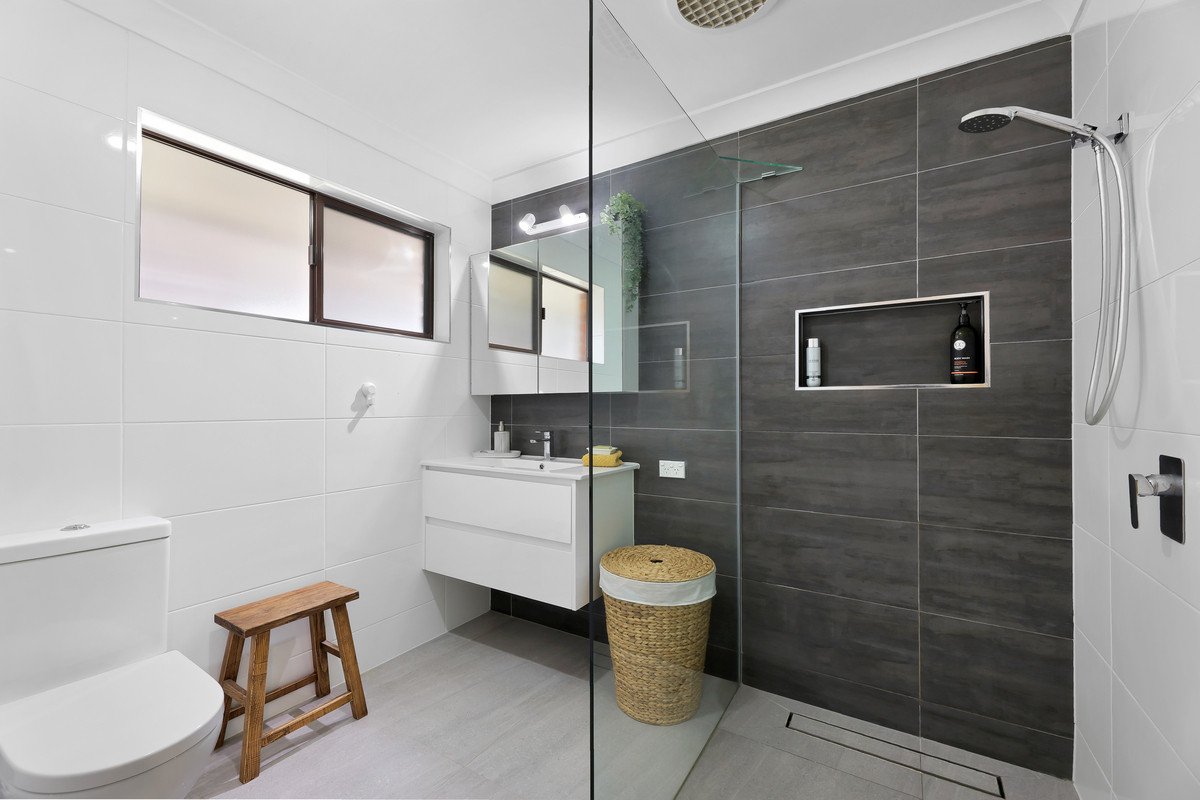 2/1 Flora Close Burleigh Waters 10