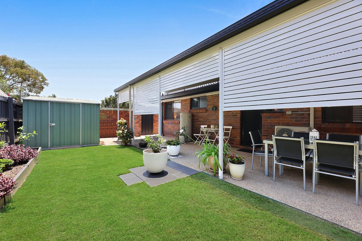 2/1 Flora Close Burleigh Waters 13