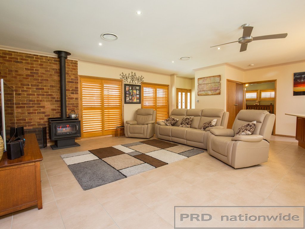 21 Grey Gum Dr  WESTON 4