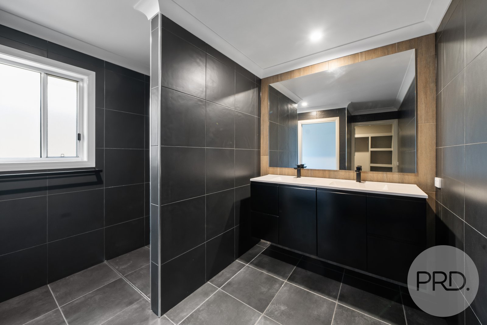 21 Hollows Crescent LLOYD 8