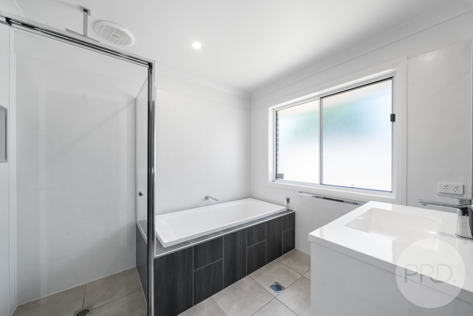 21 Hollows Crescent LLOYD 9