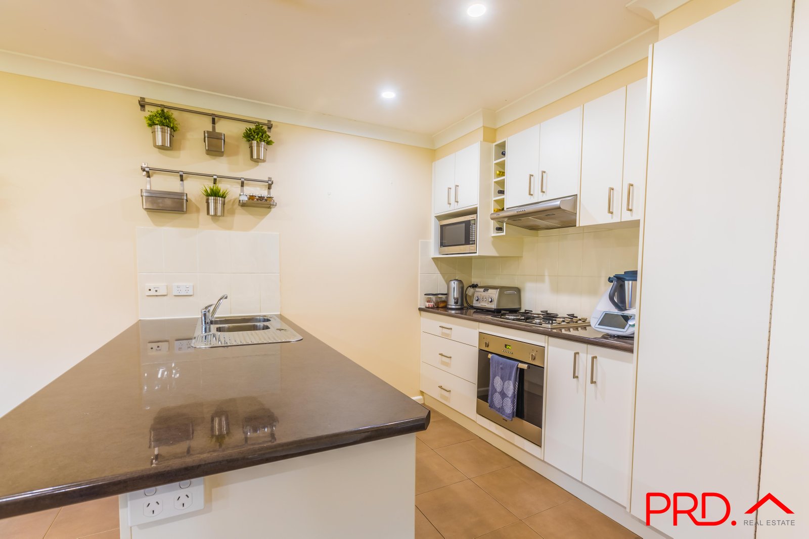 21 Karenvar Avenue TAMWORTH 9