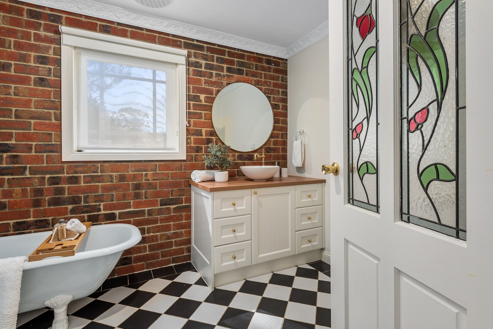 Real Estate and Property in 21 Kathryn Crescent, Woodend, VIC