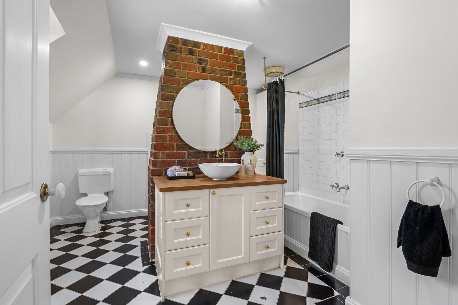 Real Estate and Property in 21 Kathryn Crescent, Woodend, VIC