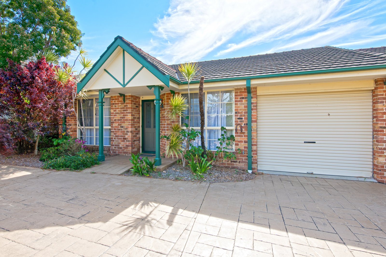 2/1 Lake Street LAURIETON 1
