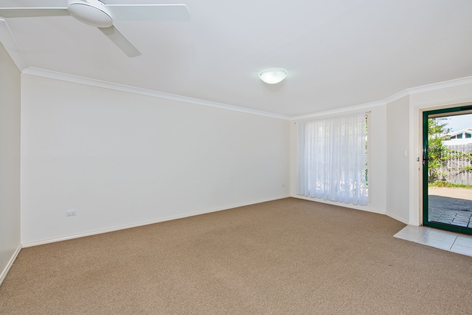 2/1 Lake Street LAURIETON 2